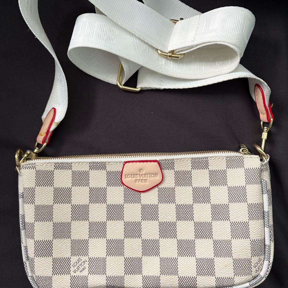 NOT AUTHENTIC Louis Vuitton crossbody bag
